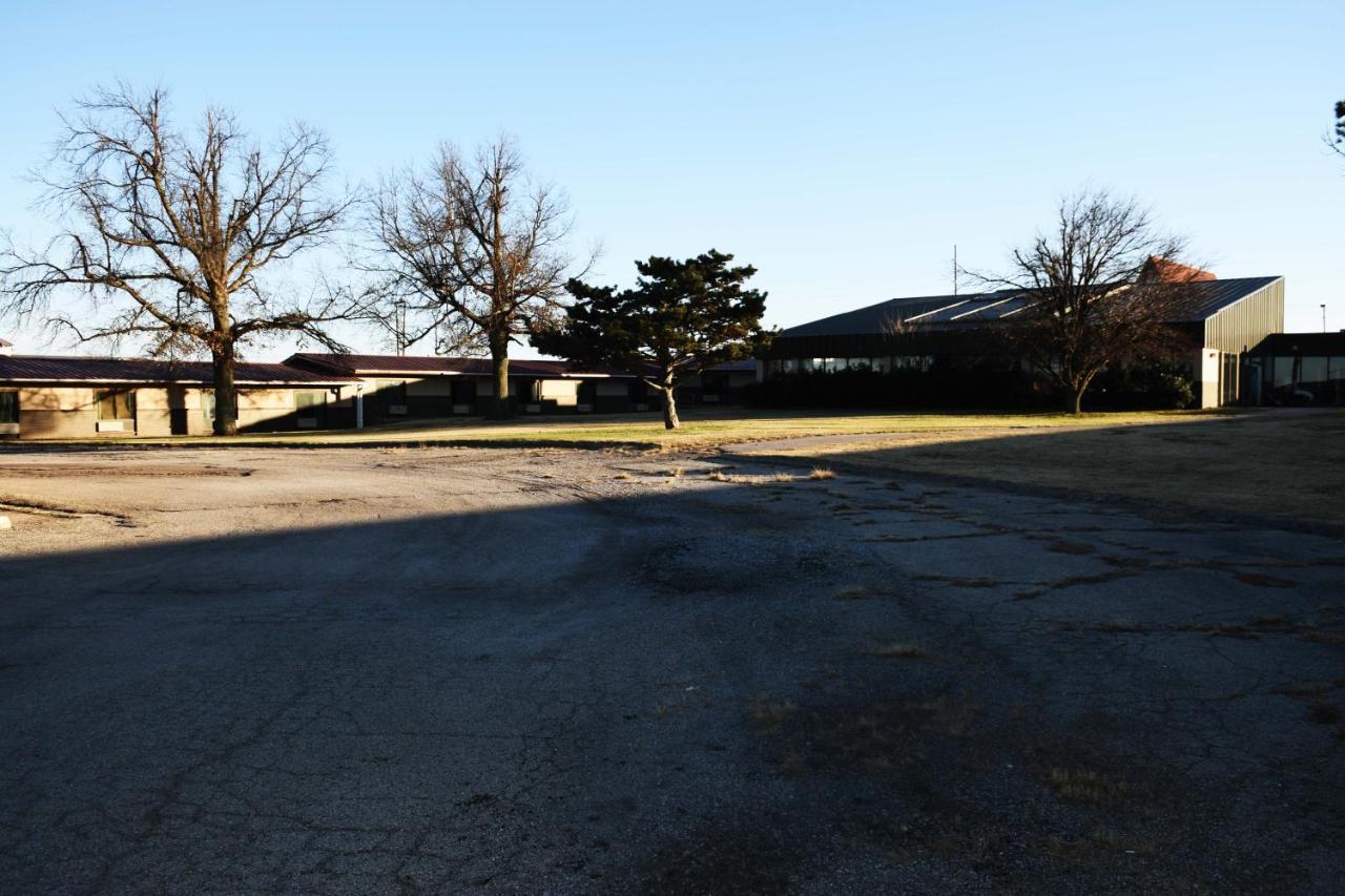 American Best Inn By Oyo I-35 Perry Near Lake Mcmurtry ภายนอก รูปภาพ